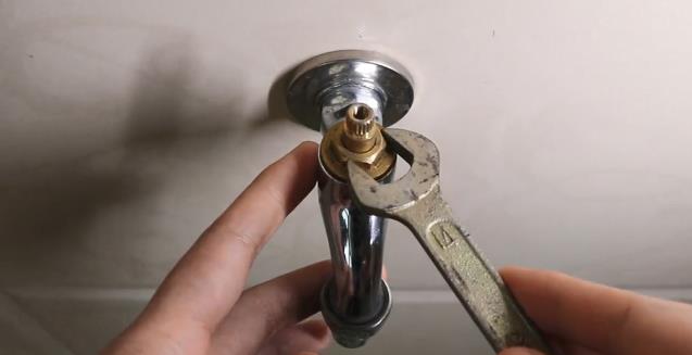 水龍頭滴水怎么處理？看步驟圖跟著老師傅一步步操作一下吧！